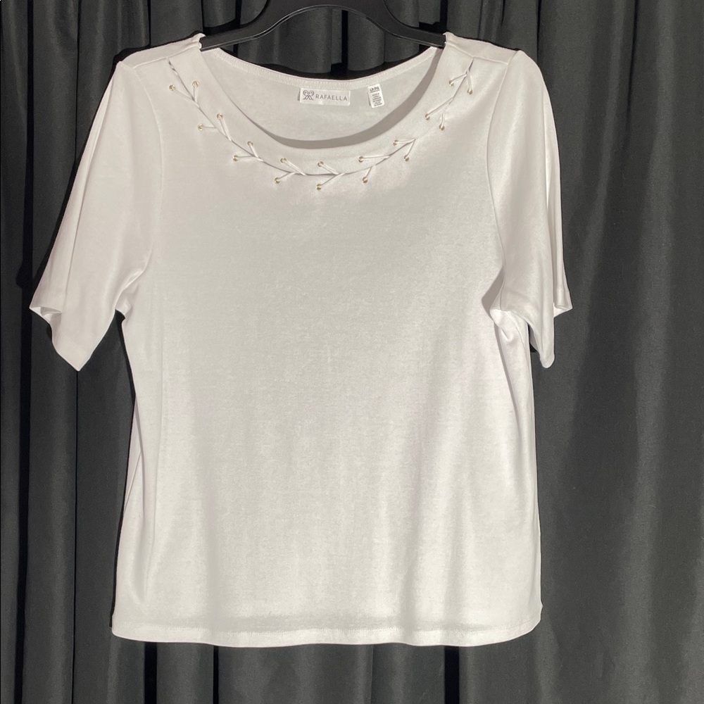 Rafaella White Short Sleeve Top w. Gold accent
